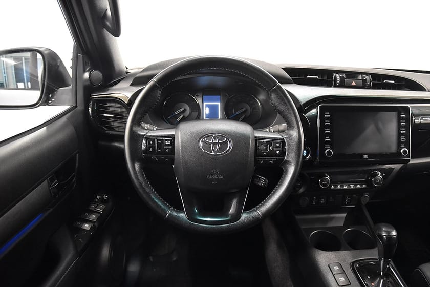 Bild 2 av Toyota Hilux Dubbelhytt 2.8 4WD Invincible Kåpa Drag Diff Navi JBL Moms 204hk