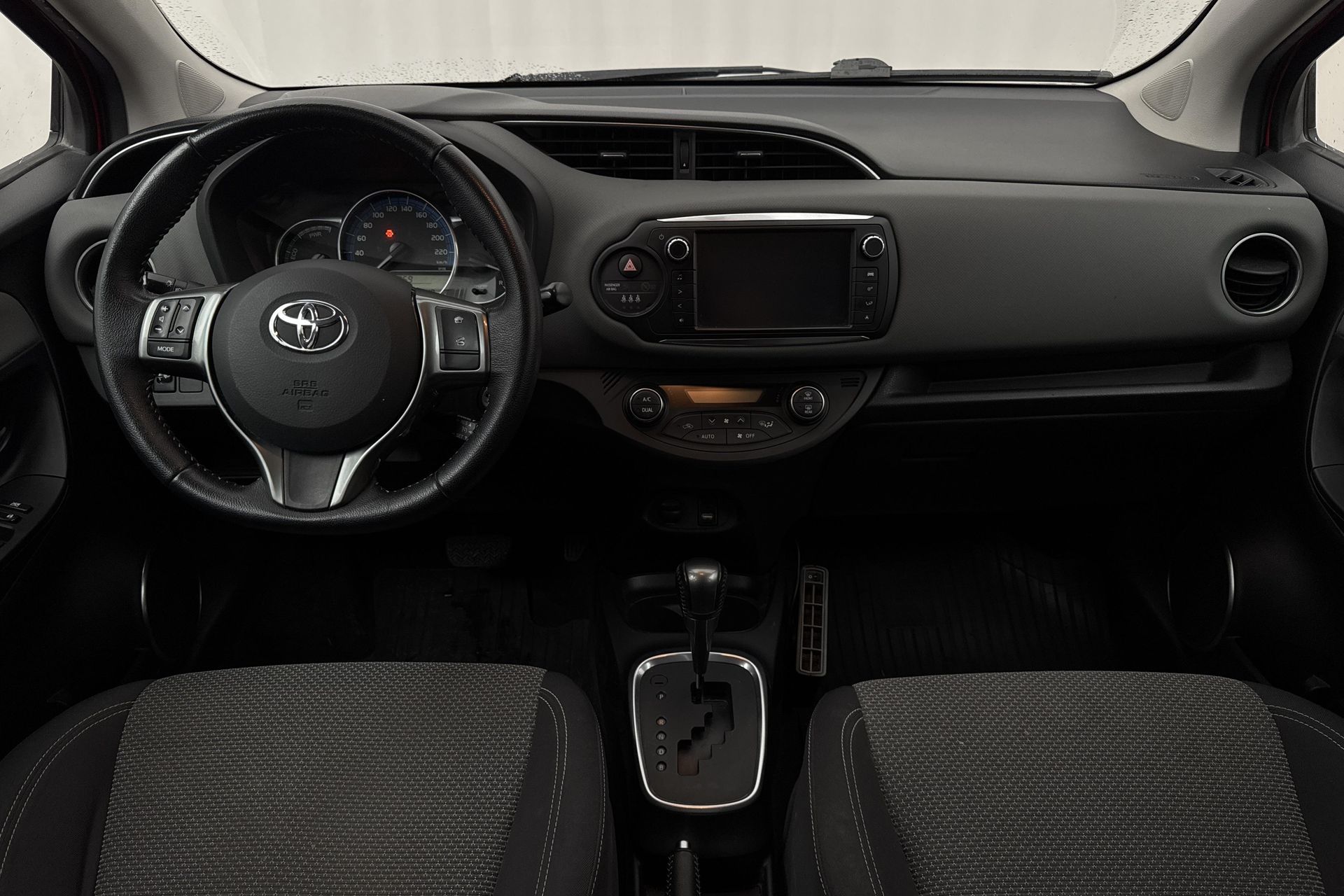 Toyota Yaris Hybrid 2015, bild 7/10