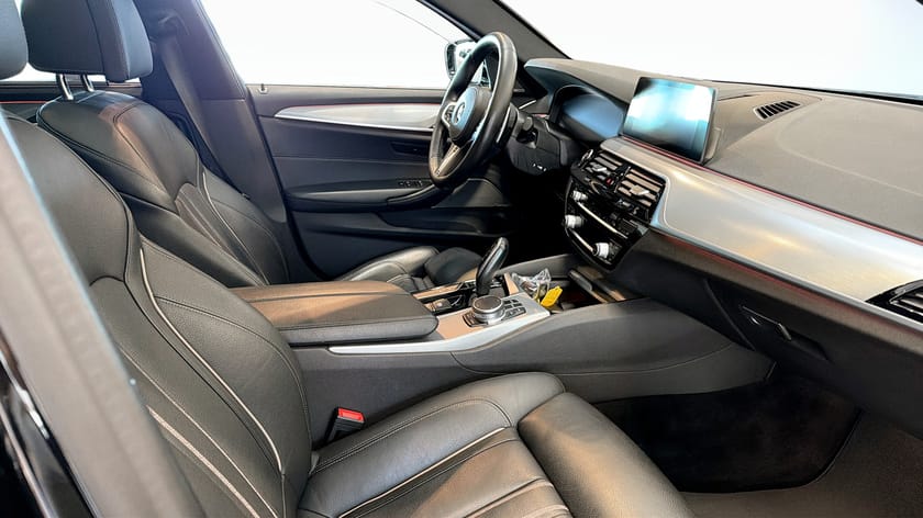 Bild 3 av BMW 530d xDrive Touring M-Sport Komfortstol Värmare Drag H/K