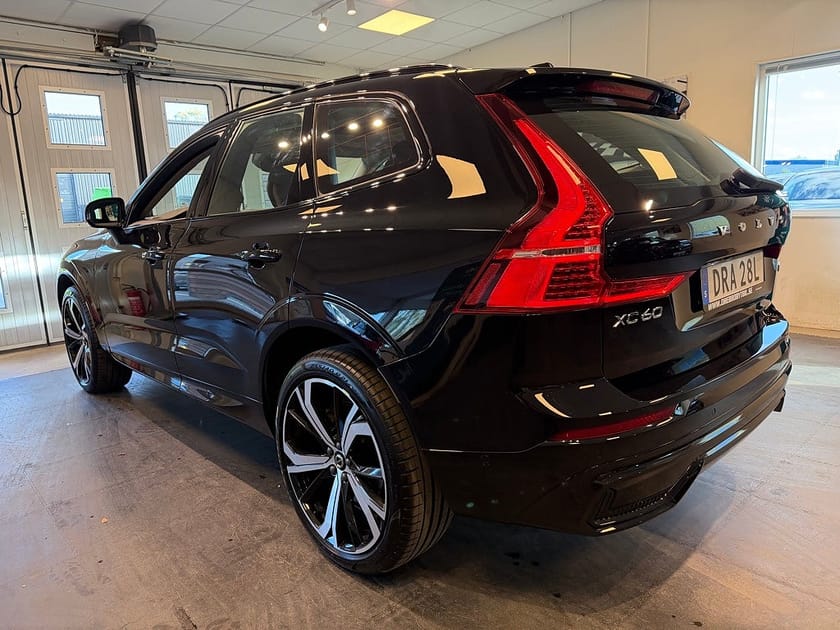 Bild 3 av Volvo XC60 B5 AWD Mildhybrid Ultimate Dark Drag H/K Pano HUD UNIK