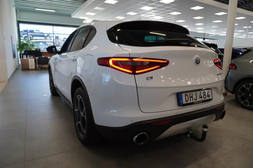 Bild 4 av Alfa Romeo Stelvio 2.0 Turbo Q4 Super CarPlay Kamera Drag 280hk