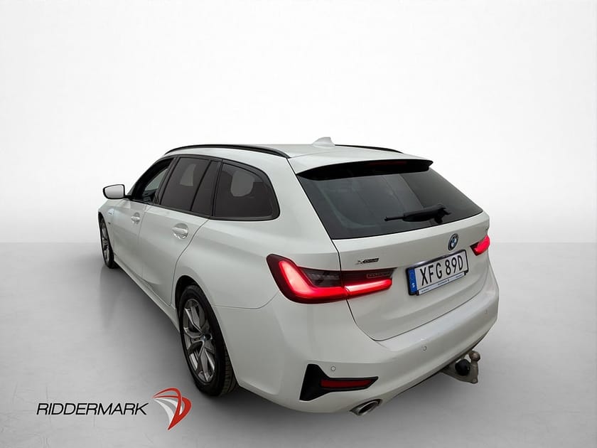 Bild 4 av BMW 330e xDrive Touring Sport Line Cockpit Drag Rattvärme CarPlay