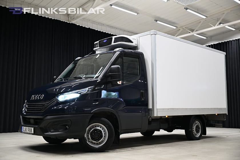 Bild 1 av Iveco Daily 35-140 Chassi Cab 136HK Automat|Volymskåp|Bakgavellyft|Kylbil|Moms|SeUtr!