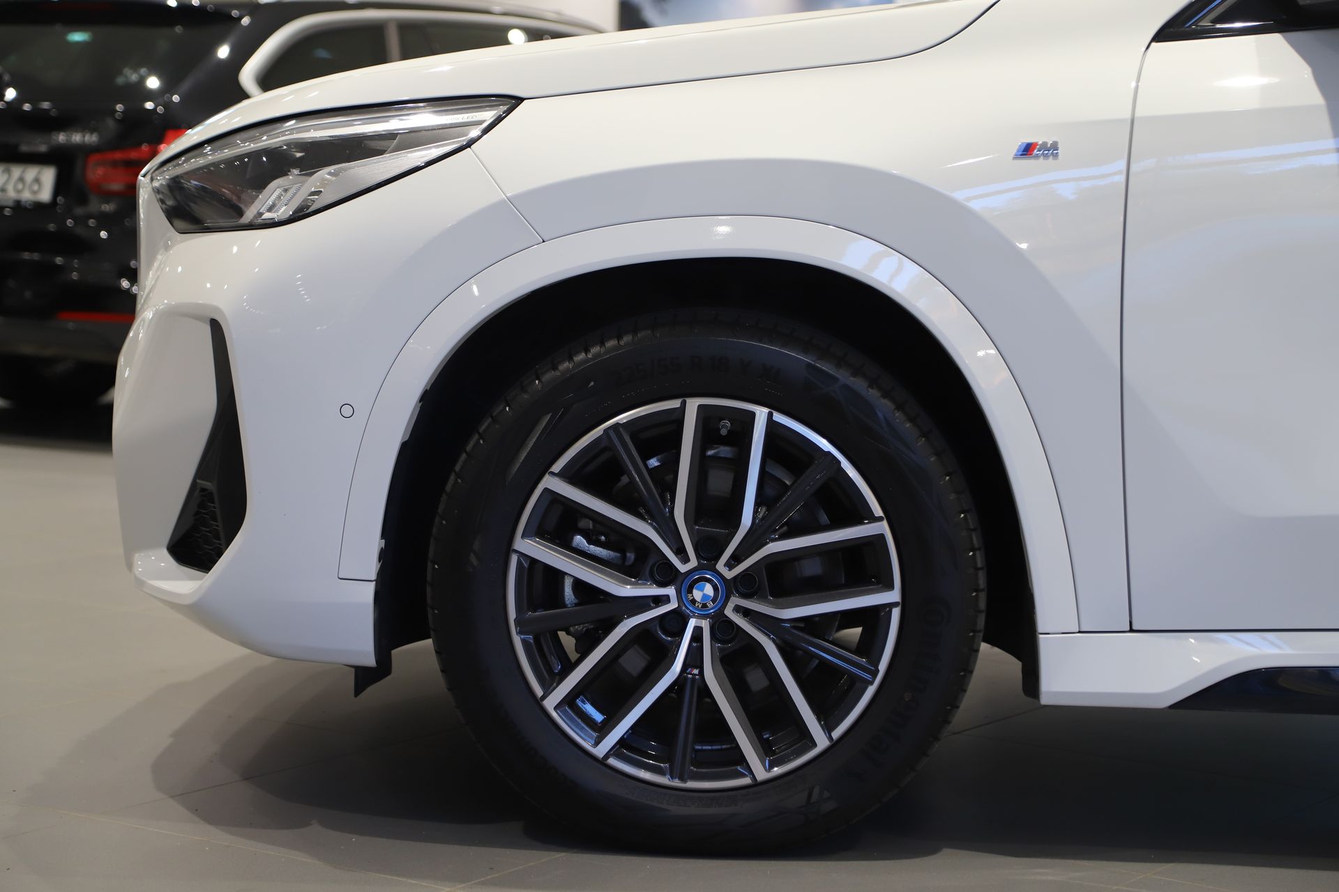 BMW iX1 xDrive30 2023, photo 4/10