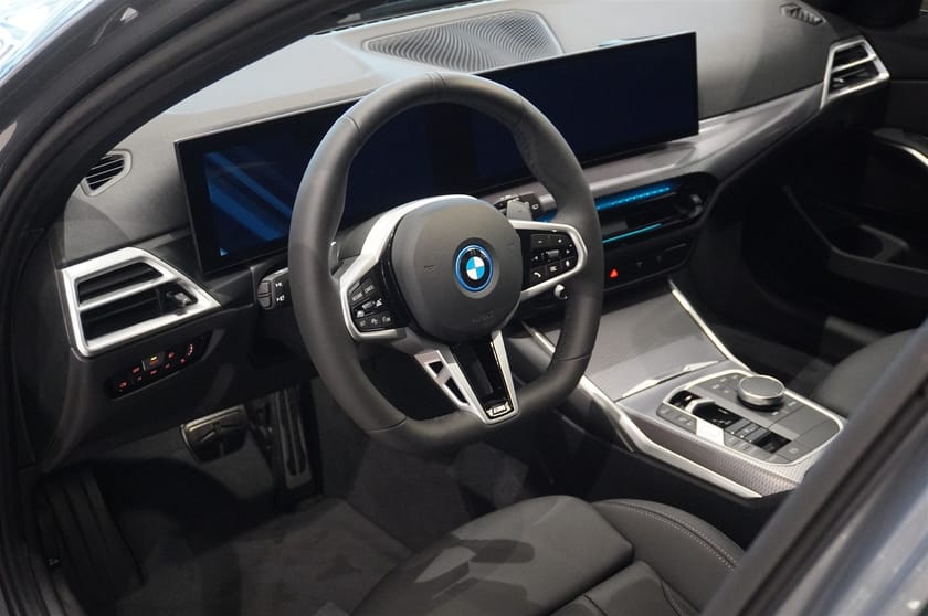Bild 2 av BMW 330e xDrive Touring M-Sport Drag Fartpilot HiFi