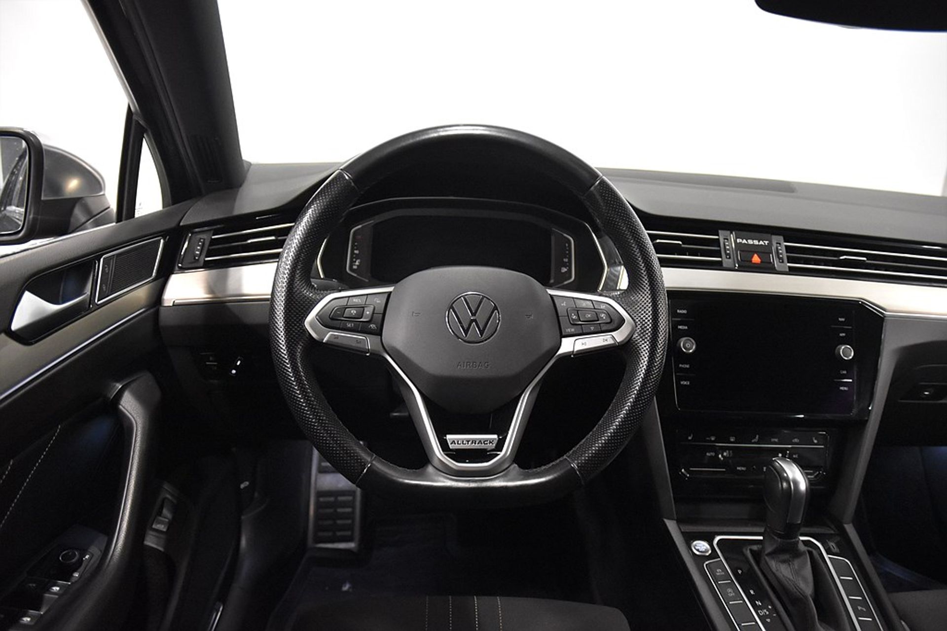 Volkswagen Passat 2021, kuva 2/10