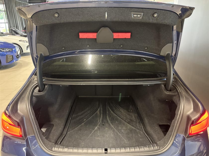 Bild 5 av BMW M550i xDrive Sedan 530hk M Sport Drag Pano HUD H K Massage DAP Värmare Komfortstol 4-Zon Sätesventilation