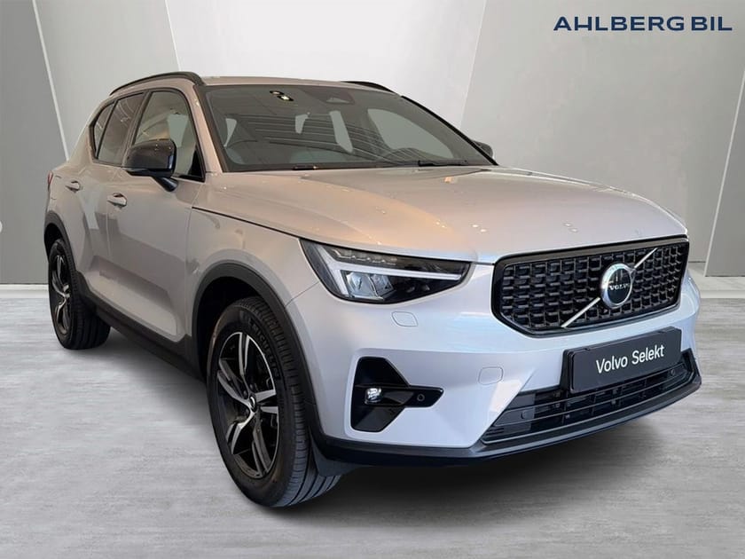 Bild 1 av Volvo XC40 B3 FWD Bensin Plus Dark. Backkamera, Navi, Adaptiv farthållare,  Programmerbar bränslevärmare,  Rattvärme