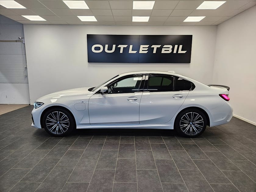 Bild 2 av BMW 330e Sedan M Sport Steptronic 292hk Navi Backkamera Drag