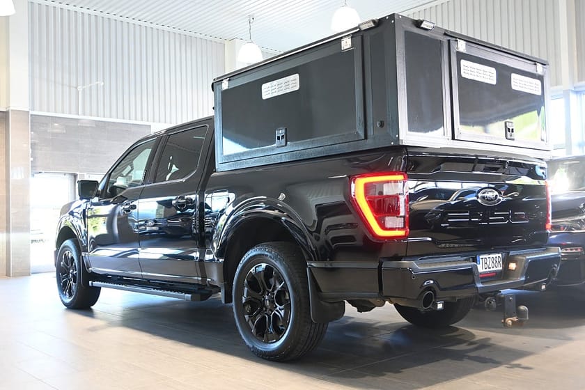 Bild 3 av Ford F-150 SuperCrew Black Edition 5.0 V8 HUNDKÅPA