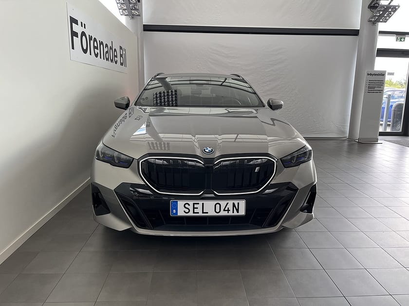 Bild 2 av BMW i5 xDrive40 Touring M Sport Pro Drag B&W 19" Rattvärme