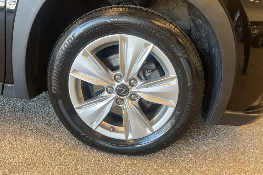 Bild 4 av Lexus UX 250h E-Four 