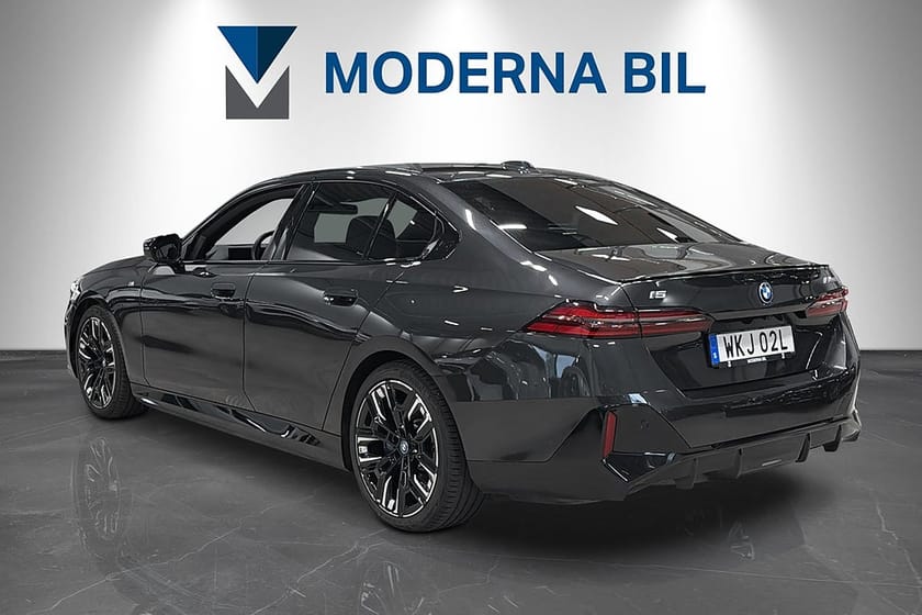Bild 4 av BMW i5 M60 xDrive Sedan M-Sport Pro Moms B&W HuD Shadow Drag 601hk