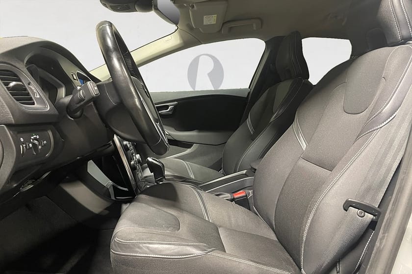 Bild 3 av Volvo V40 D3 150 HK BUSINESS ADVANCED DRAG D-VÄRM KAMREM BYTT 18"