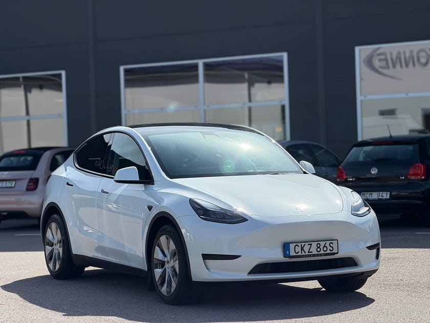 Bild 4 av Tesla Model Y Standard Range RWD B-Kamera Skinn