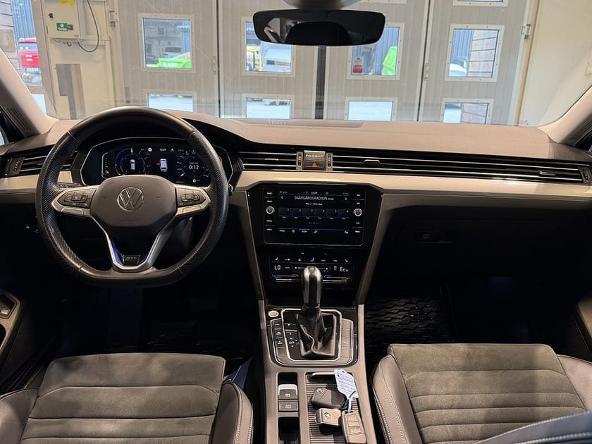 Bild 5 av Volkswagen Passat Sportscombi GTE 1.4 Plug in Drag Värmare Cockpit Moms