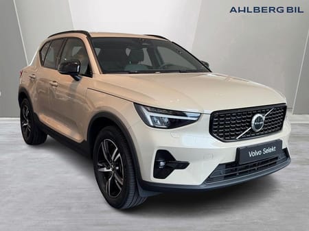 Volvo XC40 B3 FWD Bensin Plus Dark. Backkamera, Navi, Adaptiv farthållare,  Programmerbar bränslevärm,  Rattvärme