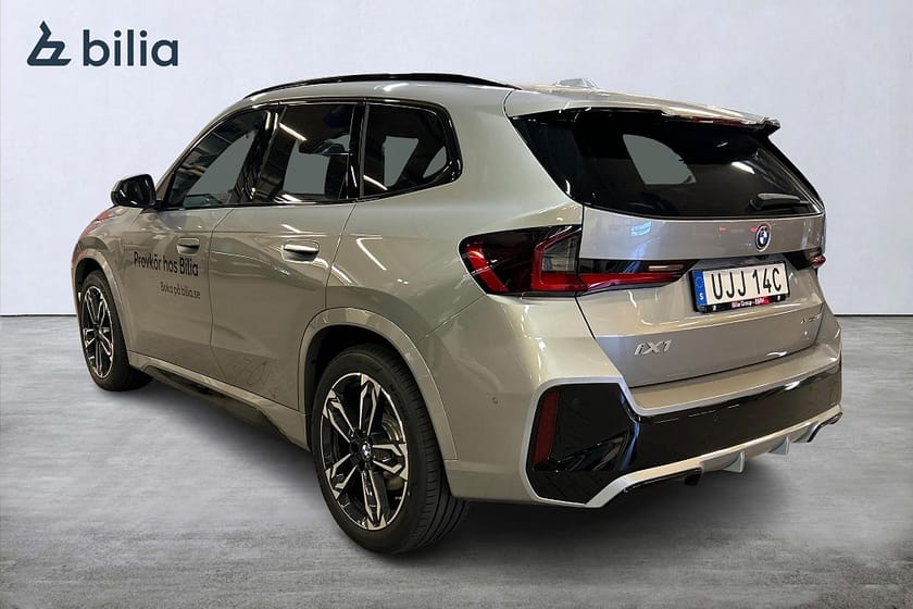 Bild 3 av BMW iX1 xDrive30 DEMO M Sport Panorama Head-up HK 360 kamera