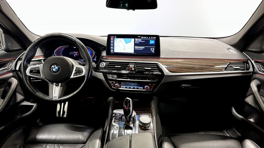 Bild 4 av BMW 530d xDrive Touring M-Sport Innovation Drag Panorama