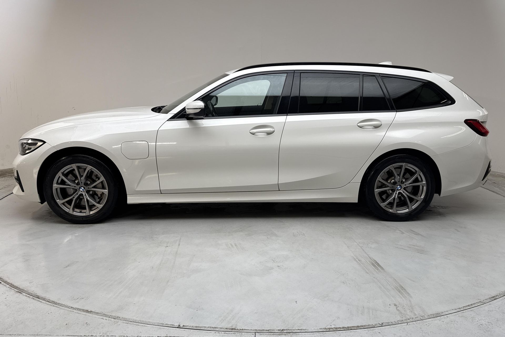 BMW 330 e xDrive Touring 2021, bild 2/10