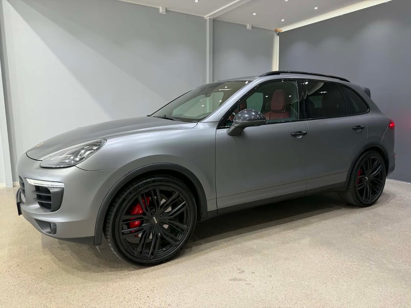 Bild 4 av Porsche Cayenne S Diesel – V8 | Mattgrå foliering | Sportavgassystem | Välutrustad