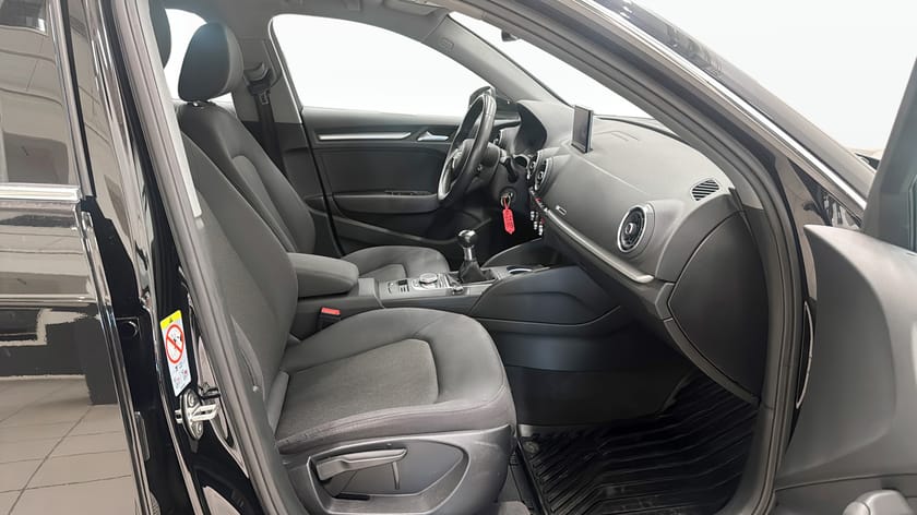 Bild 3 av Audi A3 Sportback 30 TFSI (116hk) PROLINE / APPLE CARPLAY