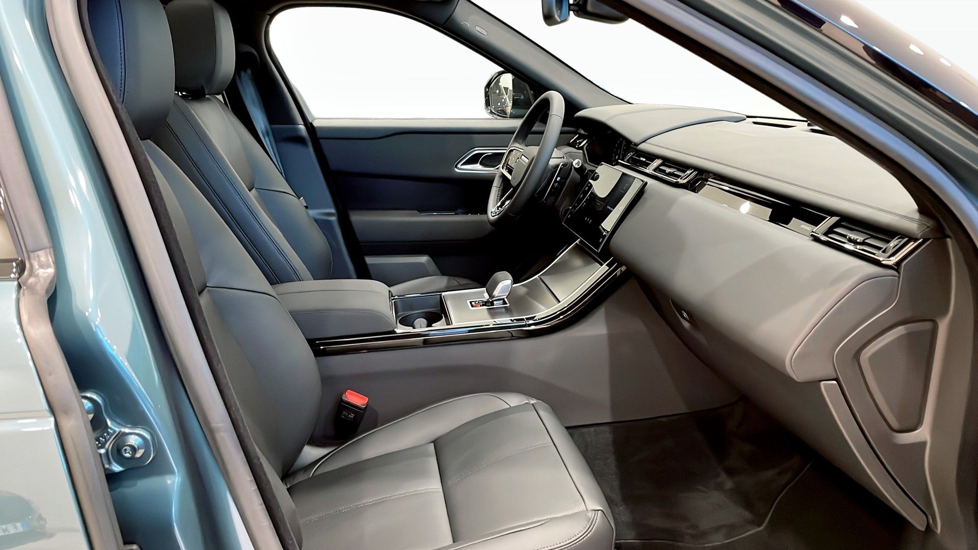 Land Rover Range Rover Velar P400e 2026, photo 3/10