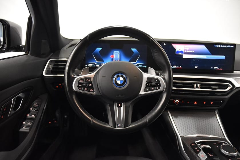 Bild 2 av BMW 330e xDrive Touring Plug-in M sport Drag ACC Cockpit HUD Skinn