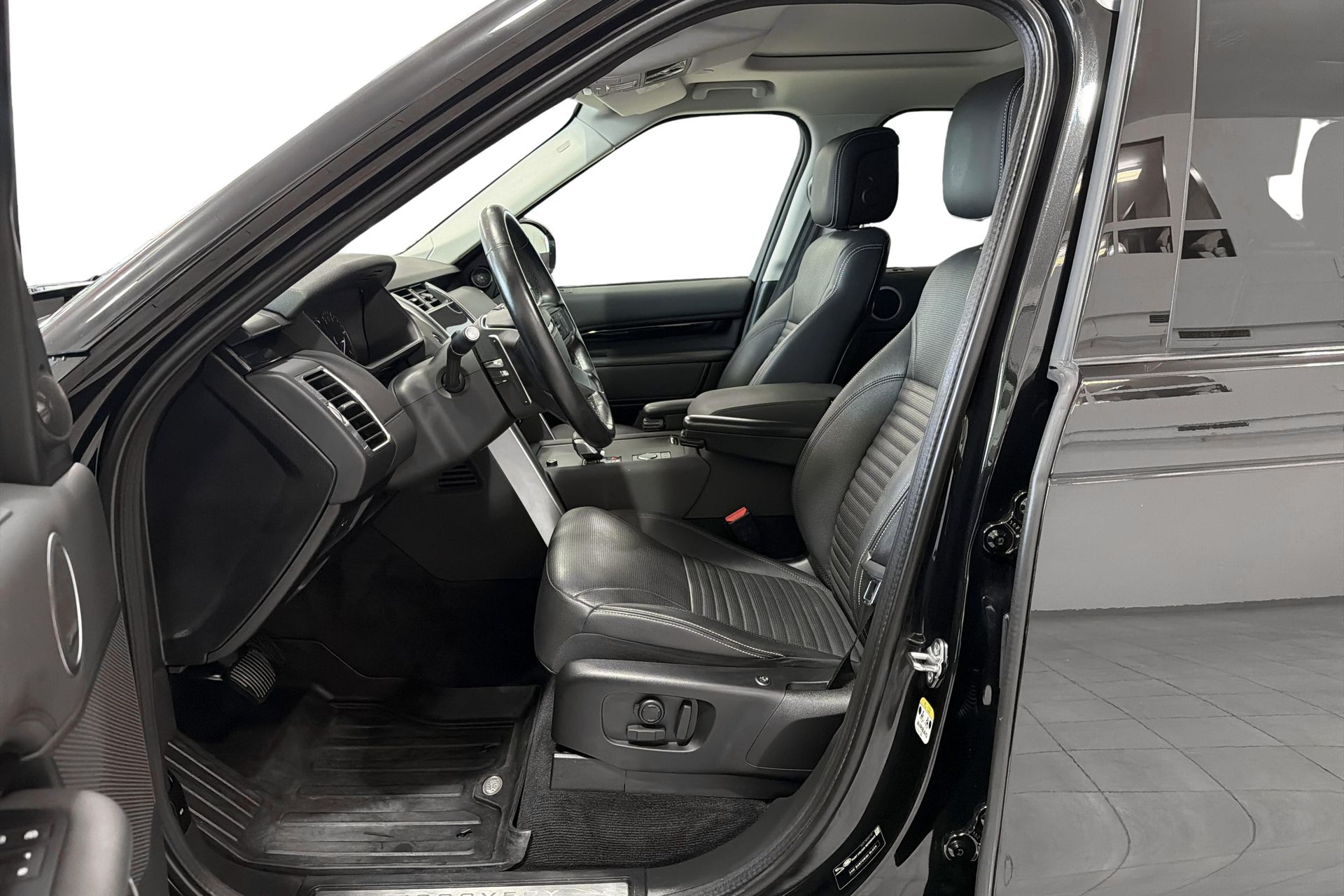 Land Rover Discovery 2023, photo 7/10