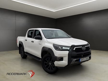 Toyota Hilux Dubbelhytt Invincible 2.8 4WD Dragkrok JBL Diff Skinn Moms
