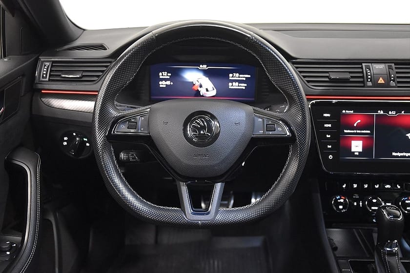 Bild 2 av Škoda Superb iV Kombi 1.4 TSI Plug-in Sportline Drag P-Värm Rattv 218hk