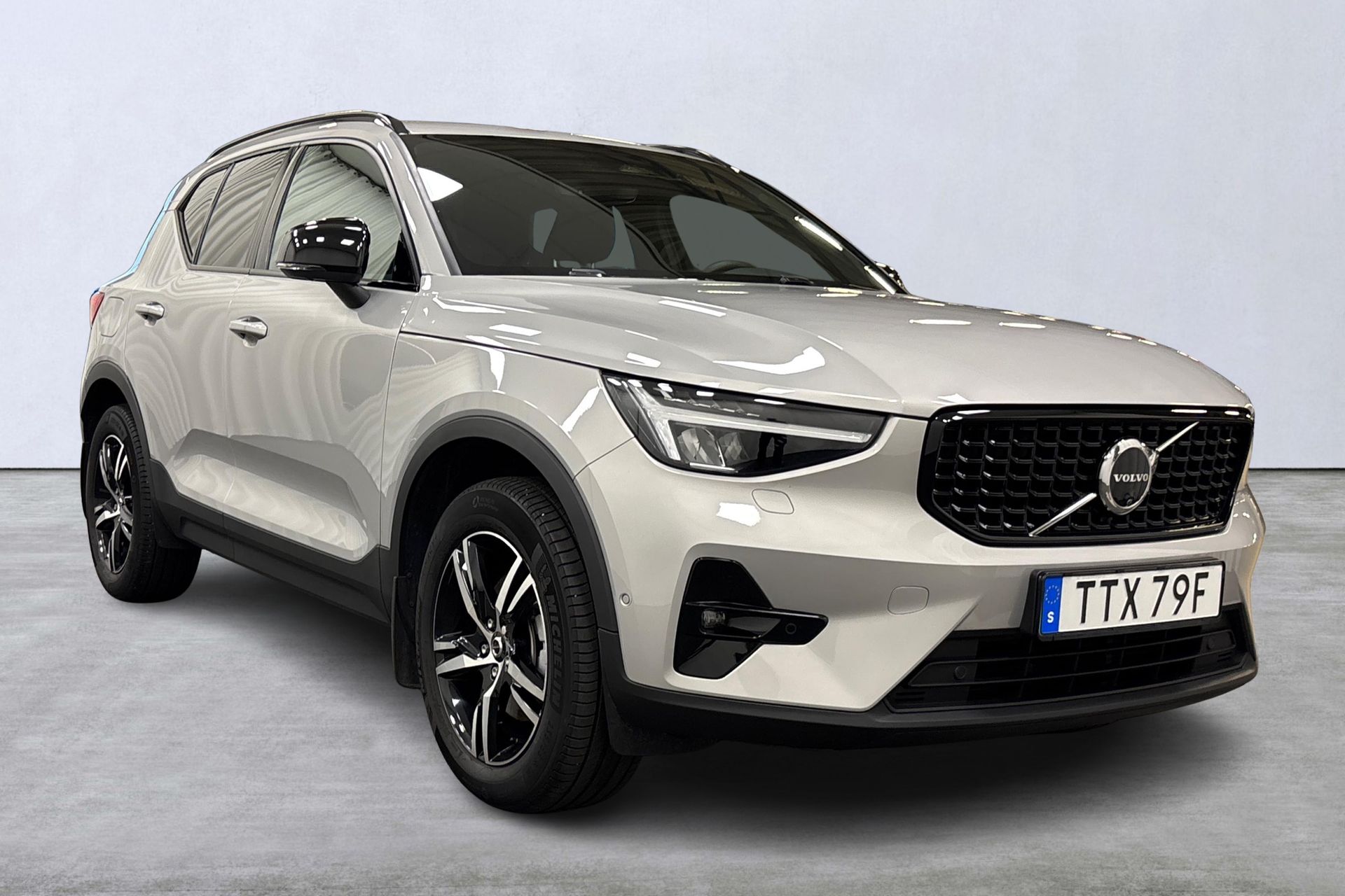 Volvo XC40 B3 FWD Bensin Plus Dark 2025, photo 6/10