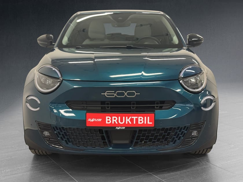 Bilde 2 av Fiat 600e La Prima|V.PUMPE/NAVI/ACC/R.KAM/SKINN/MASSASJE/CARPLAY