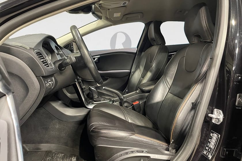 Bild 3 av Volvo V40 Cross Country T3 152 HK AUT MOMENTUM NAVI B-VÄRM VOC 866KR/ÅR