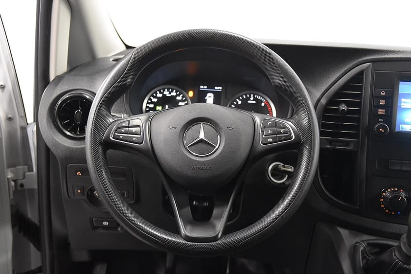 Bild 2 av Mercedes-Benz Vito 110 CDI 2.8t L2 D-värm B-kam Moms Dragkrok