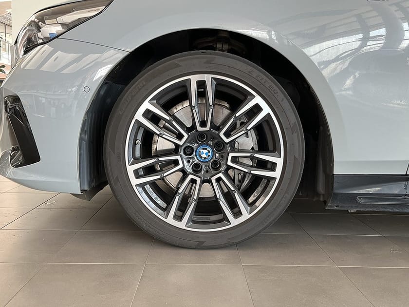 Bild 4 av BMW i5 eDrive40 Sedan M Sport Drag Rattvärme Drive/Park Assist