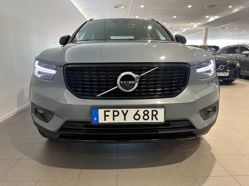 Bild 2 av Volvo XC40 D4 AWD R-Design/ 360 Kamera/ Dragkrok/Panoramatak