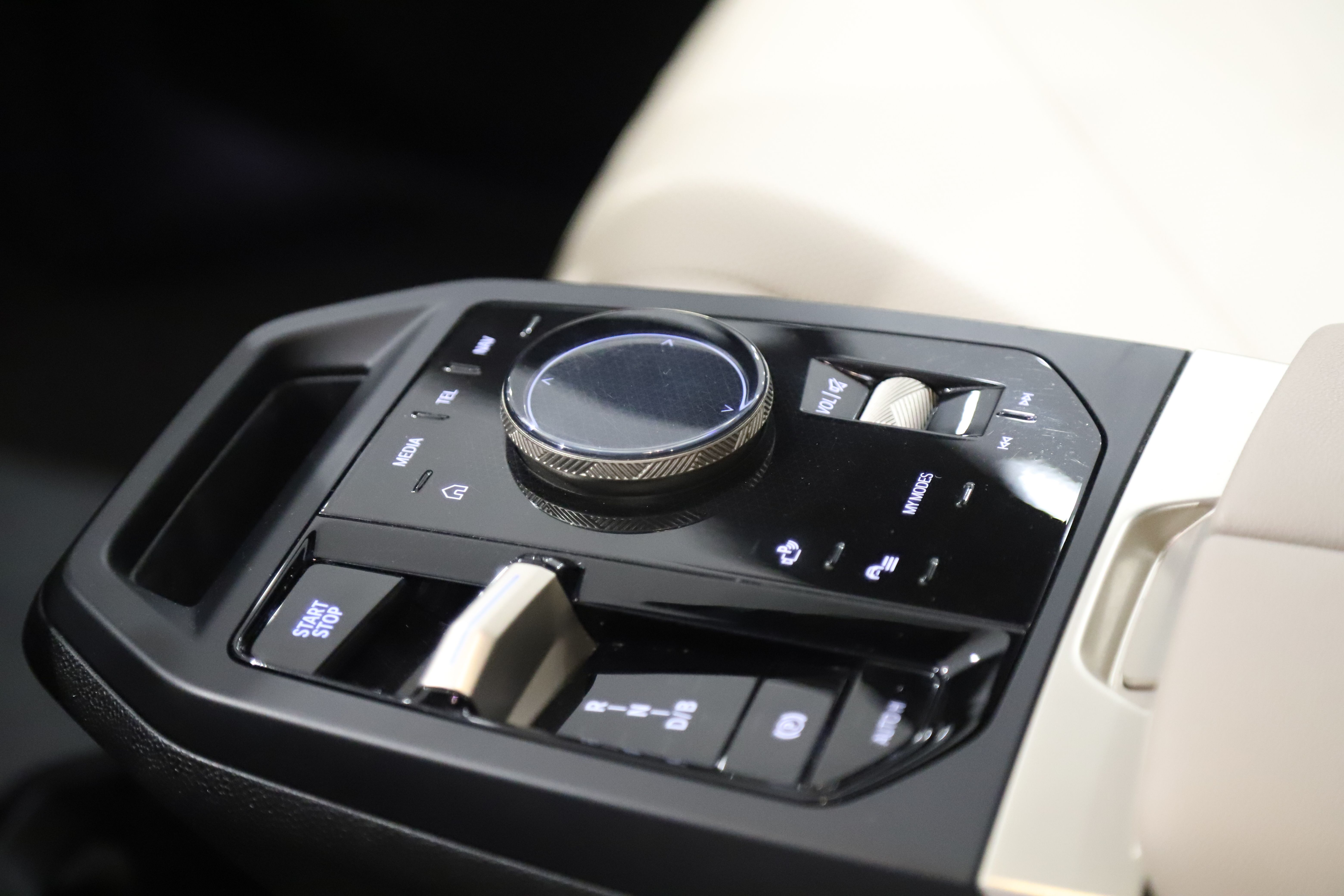 BMW iX xDrive40, 326ps, 2023