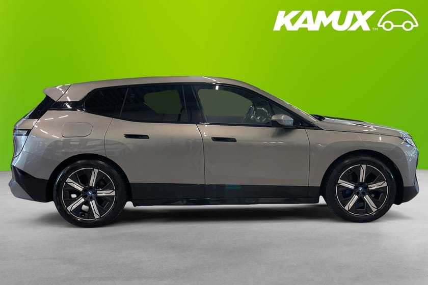 Bild 2 av BMW iX xDrive50 Innovation Exclusive Pano Sky H/K Sport