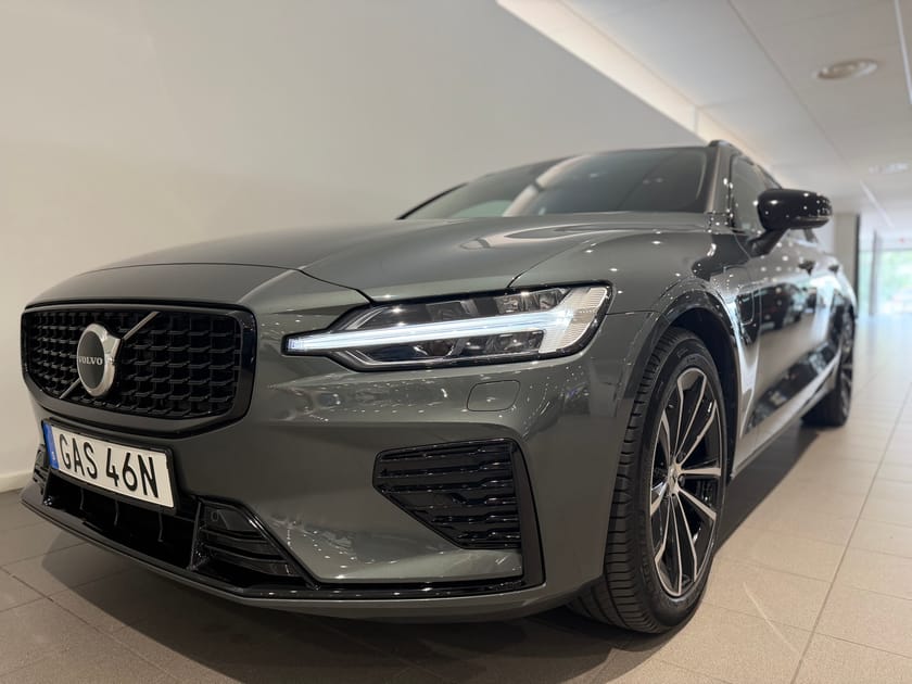 Bild 1 av Volvo V60 T6 Plus Dark Nordic Edition / Dragkrok / Elektrisk stol / Backkamera / Minnesstol / Navigation /