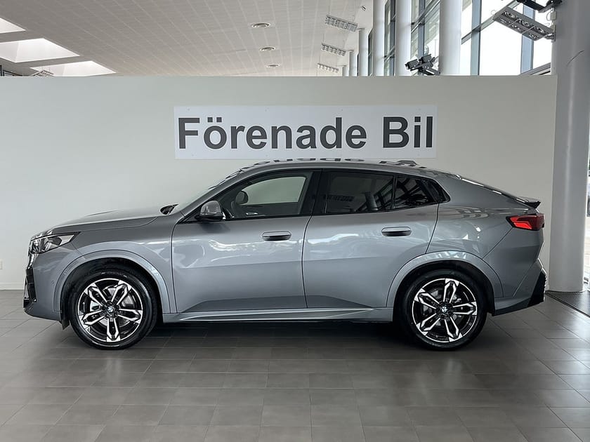 Bild 3 av BMW iX2 xDrive30 M Sport Park Assist Drag Rattvärme