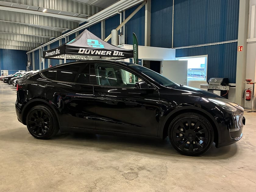 Bild 2 av Tesla Model Y Long Range AWD 514Hk | Pano | Drag | Självkörning 3