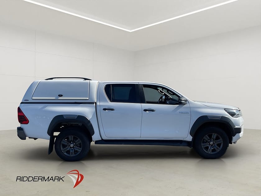 Bild 2 av Toyota Hilux Dubbelhytt Invincible 2.8 4WD M/K-Värm Drag JBL Kåpa Moms