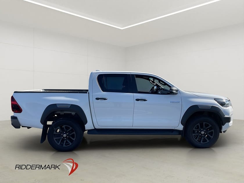 Bild 2 av Toyota Hilux Dubbelhytt Invincible 2.8 4WD Dragkrok JBL Diff 360° Moms