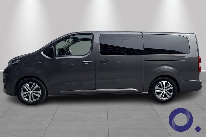 Bilde 2 av Peugeot e-Traveller 75 Panorama glasstak|2 vendbare seter rad 2|Navigasjon