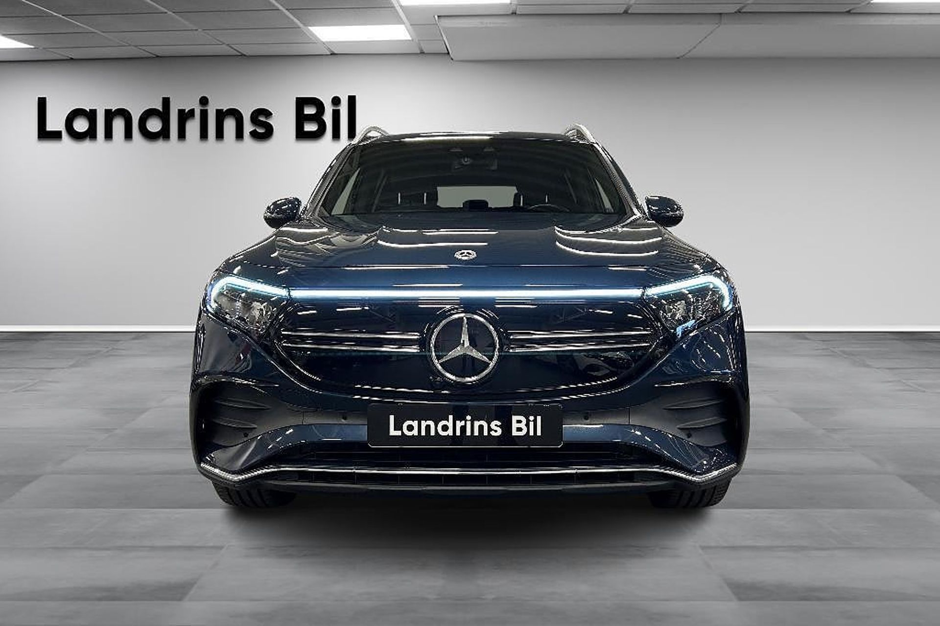 Mercedes-Benz EQB 2023, photo 2/10