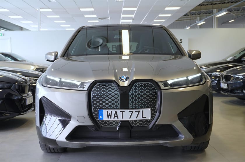 Bild 3 av BMW iX xDrive50 Sportpaket Exclusive Innovation Comfort Luftfjädring B W Soft Close Sätesventilation Drag