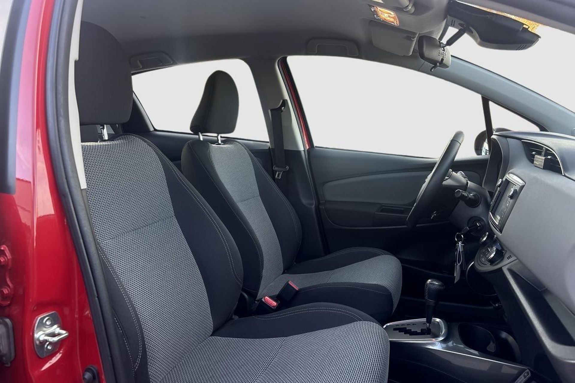 Toyota Yaris Hybrid e-CVT 2016, bild 7/10