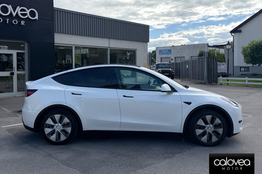 Bild 2 av Tesla Model Y Standard Range RWD Automat - Avtagbar dragkrok, Panorama