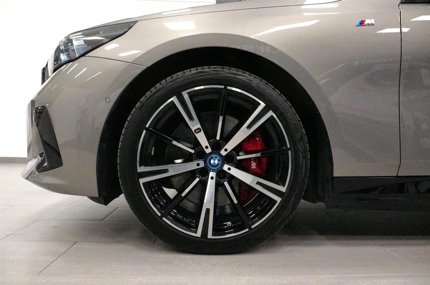 Bild 3 av BMW i5 eDrive40 Touring M-Sport Drag Pano